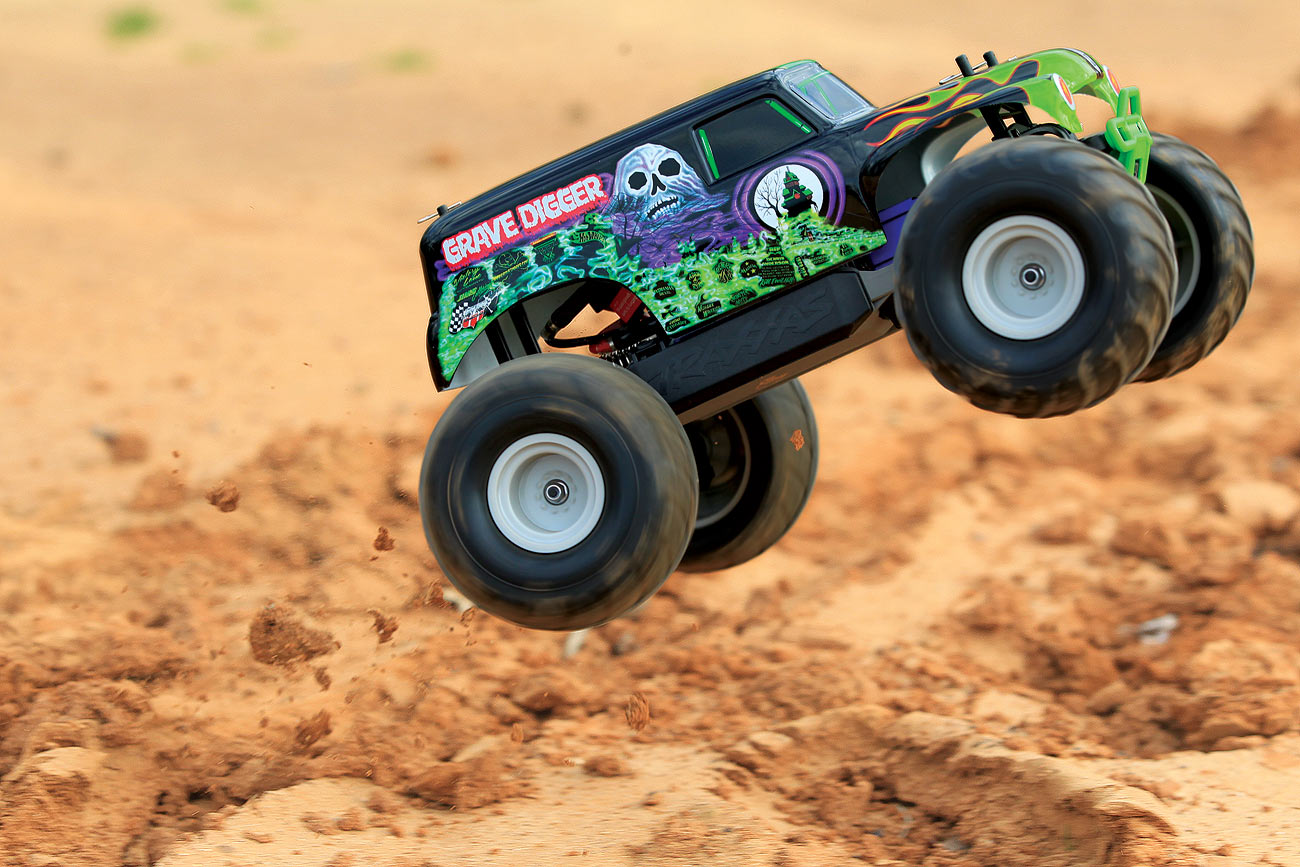 remote-control-grave-digger-monster-jam-truck-by-traxxas-91.png
